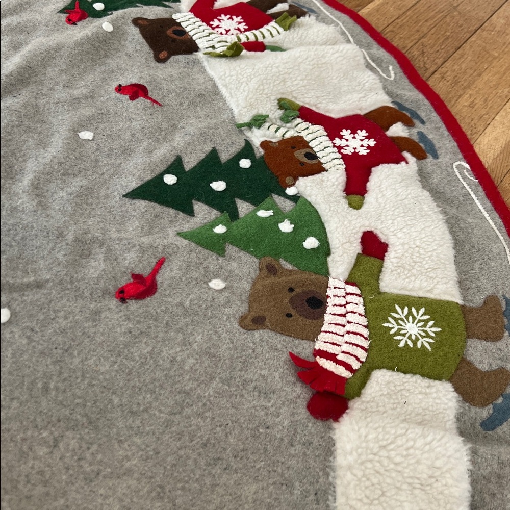 Crate & Barrel skating bears tree š² skirt - Picture 5 of 6
